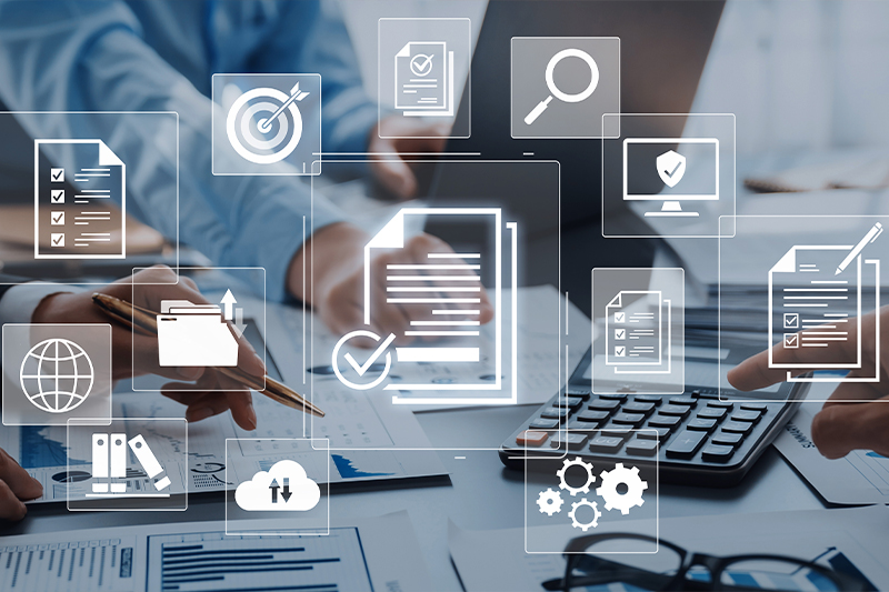Geschäftsunterlagen und digitale Symbole für Analyse und Bewertung von Unternehmensprozessen